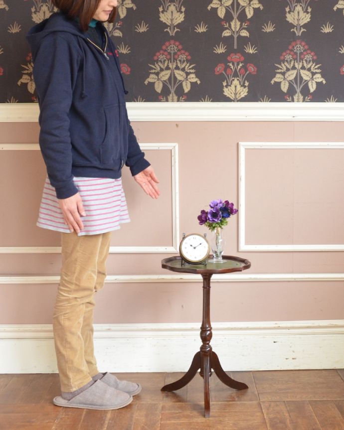 アンティークのテーブル　アンティーク家具　初めてのアンティーク家具にオススメ、グリーンの革張りのワインテーブル。玄関で花器を飾ったり、ソファの横に持ってくれば、ちょうどいいサイドテーブルに。(j-1853-f)