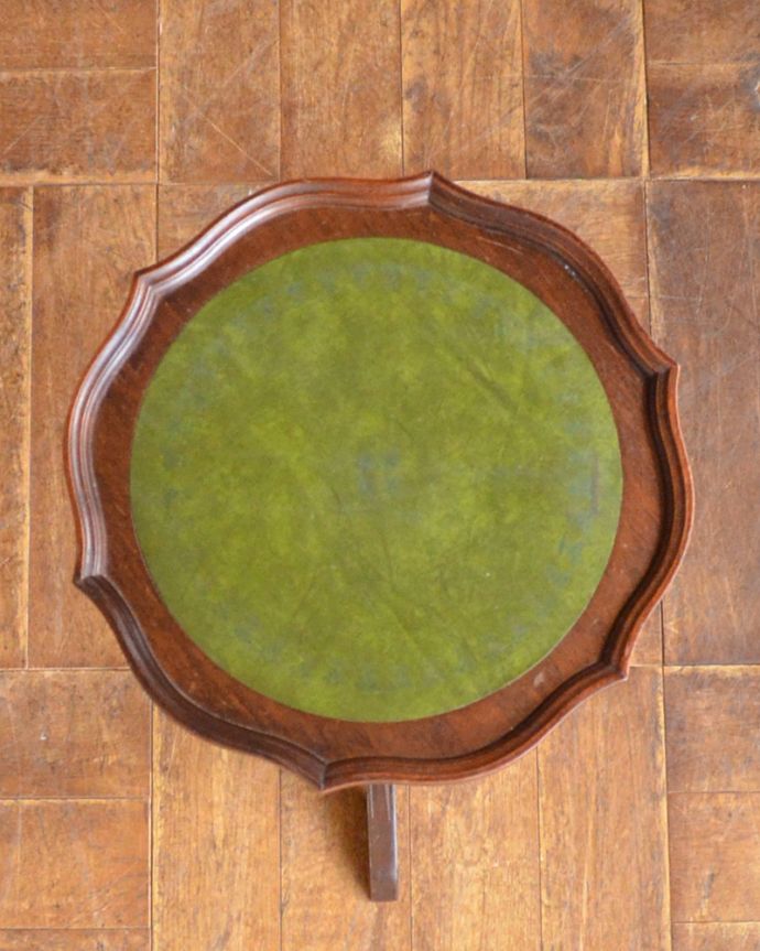 アンティークのテーブル　アンティーク家具　初めてのアンティーク家具にオススメ、グリーンの革張りのワインテーブル。縁はデザインカットされ、芸術的な雰囲気に。(j-1853-f)