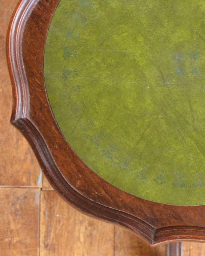 アンティークのテーブル　アンティーク家具　初めてのアンティーク家具にオススメ、グリーンの革張りのワインテーブル。縁どりのカッティングがとっても優雅・・・きちんと修復しているので、届いたその日からお使いいただけます。(j-1853-f)