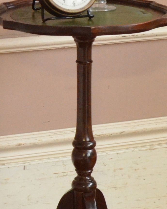 アンティークのテーブル　アンティーク家具　初めてのアンティーク家具にオススメ、グリーンの革張りのワインテーブル。１つ１つキレイな装飾には、思わずうっとりしてしまいます。(j-1853-f)