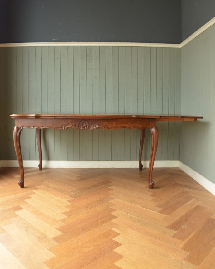 ロイドテーブル アンティーク家具 3WAYで楽しめるドローリーフテーブル(伸張式)、南プロヴァンスのアンティーク家具。片開きの状態でも使って頂けますよ!重厚感のある美しい脚がリッチ感を出してくれます。(j-1855-f)