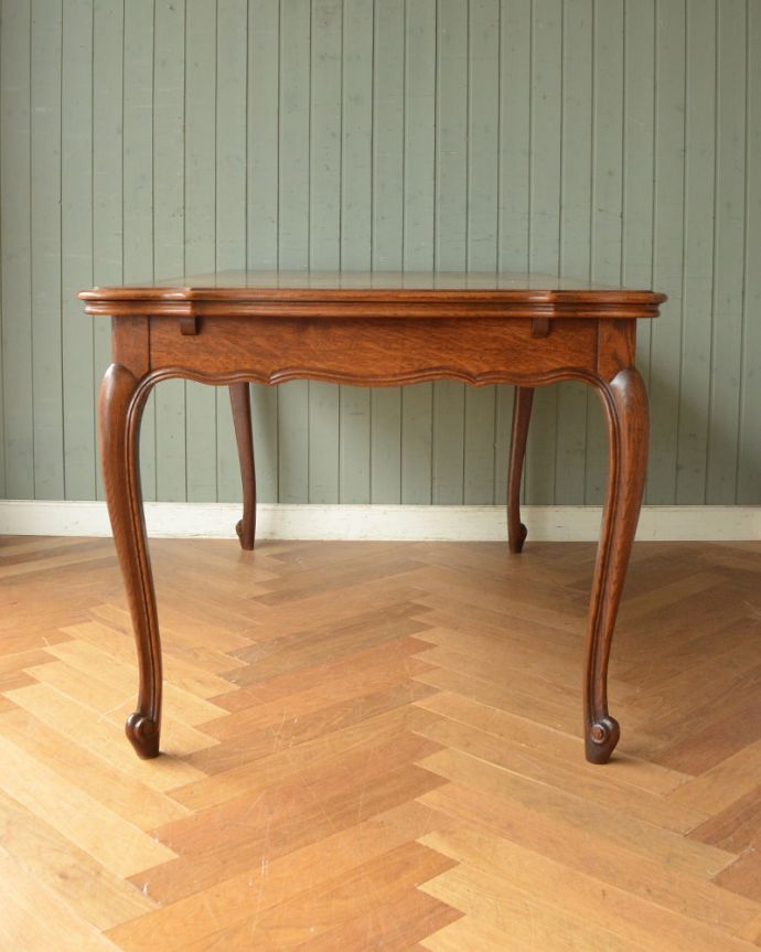 ロイドテーブル アンティーク家具 3WAYで楽しめるドローリーフテーブル(伸張式)、南プロヴァンスのアンティーク家具。アンティークは新品ではないので、もちろん経年変化によるキズはありますが、専門の職人が目立たないようキレイにお直しをしているので、どこから見てもキレイです。(j-1855-f)