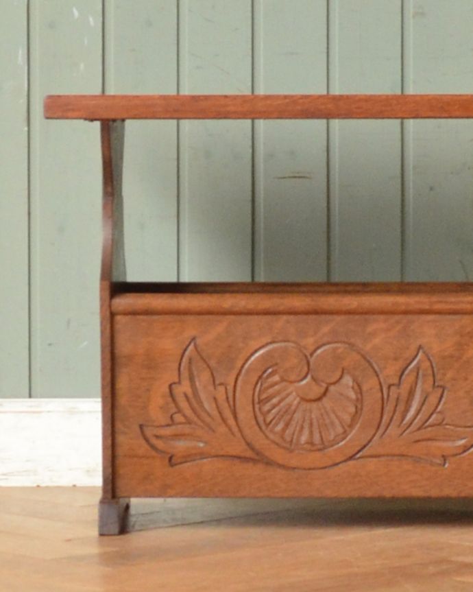 マガジンラック アンティーク家具 フランス輸入の小さなアンティーク家具、彫りが華やかなマガジンラック。ベッドやソファの横など、どこにでもちょこんと置けるコンパクトサイズで便利です。(j-1856-f)