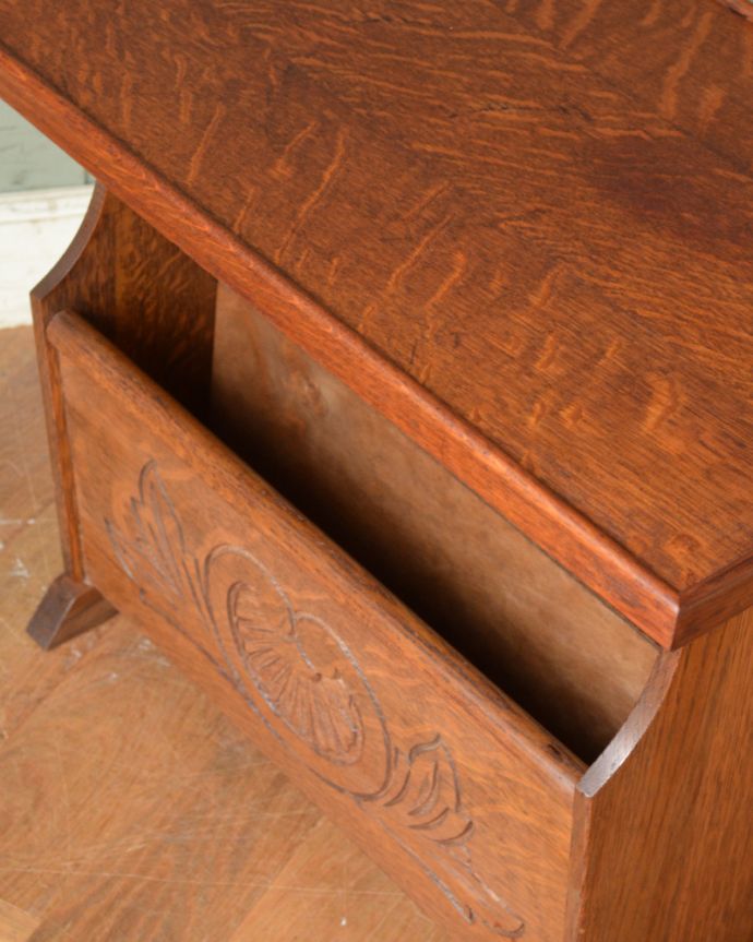 マガジンラック アンティーク家具 フランス輸入の小さなアンティーク家具、彫りが華やかなマガジンラック。中までしっかりとお手入れしています。(j-1856-f)