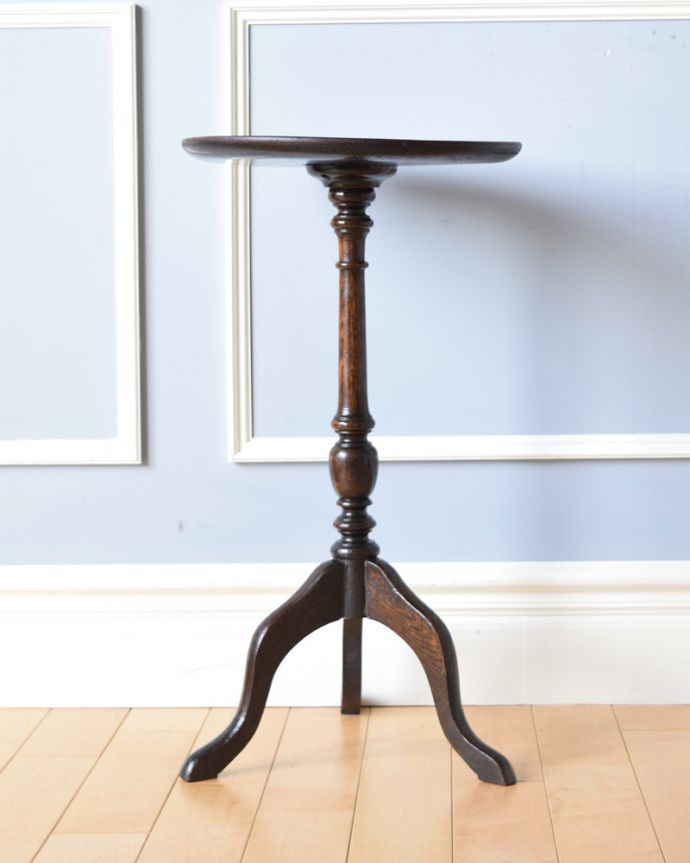 ロイドテーブル　アンティーク家具　イギリスのお洒落なアンティーク家具、クラシックなワインテーブル（オーク材）。１つ１つキレイな装飾には、思わずうっとりしてしまいます。(j-1857-f)