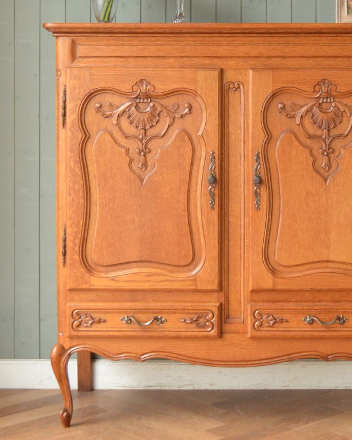 アンティークのキャビネット アンティーク家具 南フランスのオシャレなキャビネット、アンティーク南仏家具。繊細で高級感たっぷりの扉の彫り。(j-1860-f)