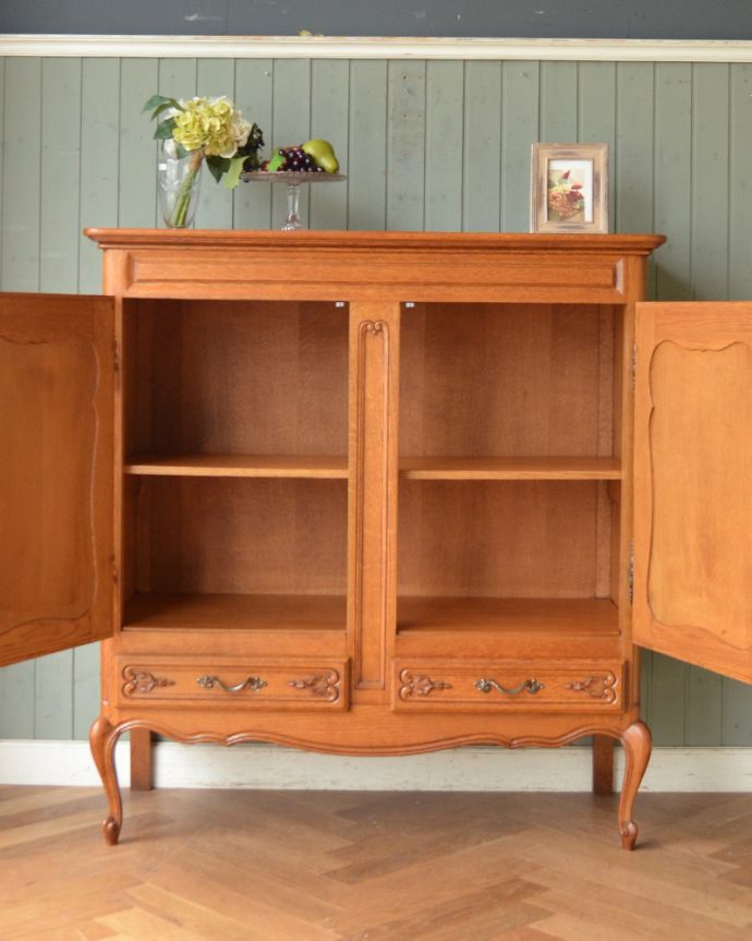 アンティークのキャビネット アンティーク家具 南フランスのオシャレなキャビネット、アンティーク南仏家具。棚板があるので整理しやすいです。(j-1860-f)