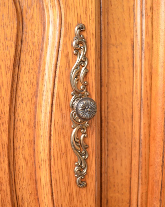 アンティークのキャビネット アンティーク家具 南フランスのオシャレなキャビネット、アンティーク南仏家具。凝った繊細な装飾が、フランスらしいです。(j-1860-f)