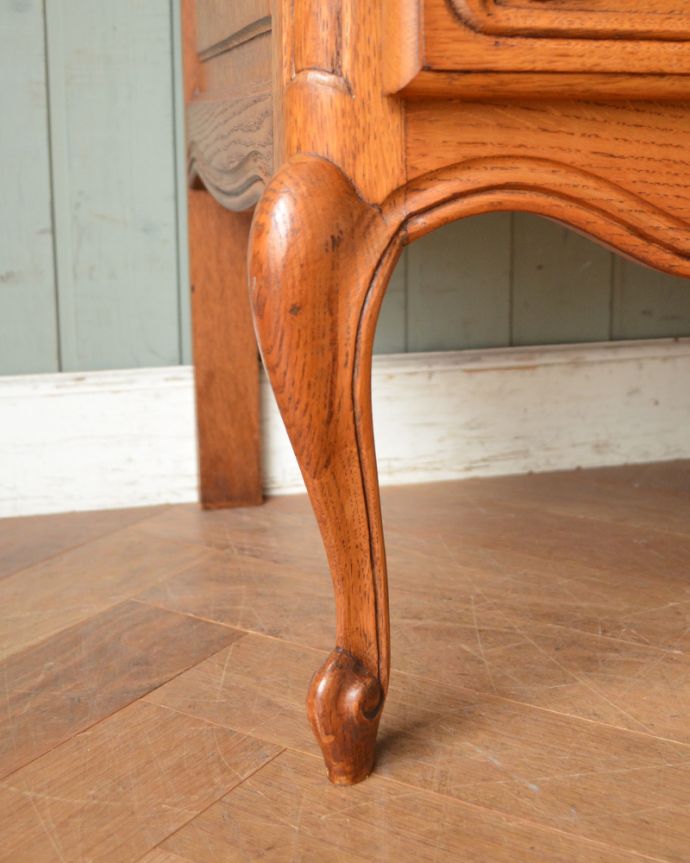 アンティークのキャビネット アンティーク家具 南フランスのオシャレなキャビネット、アンティーク南仏家具。キュートな猫脚がキャビネットをしっかり支えてくれます。(j-1860-f)