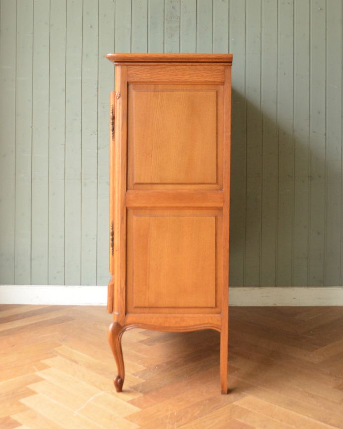 アンティークのキャビネット アンティーク家具 南フランスのオシャレなキャビネット、アンティーク南仏家具。横から見るとこんな感じ。(j-1860-f)
