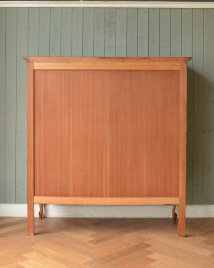 アンティークのキャビネット アンティーク家具 南フランスのオシャレなキャビネット、アンティーク南仏家具。アンティークは新品ではないので、もちろん経年変化によるキズはありますが、専門の職人が目立たないようキレイにお直しをしているので、後姿までキレイです。(j-1860-f)