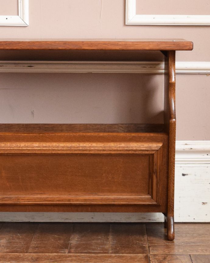 マガジンラック　アンティーク家具　いつでもどこでも使えるテーブル付きのアンティークマガジンラック（オーク材）。ベッドやソファの横など、どこにでもちょこんと置けるコンパクトサイズで便利です。(j-1862-f)