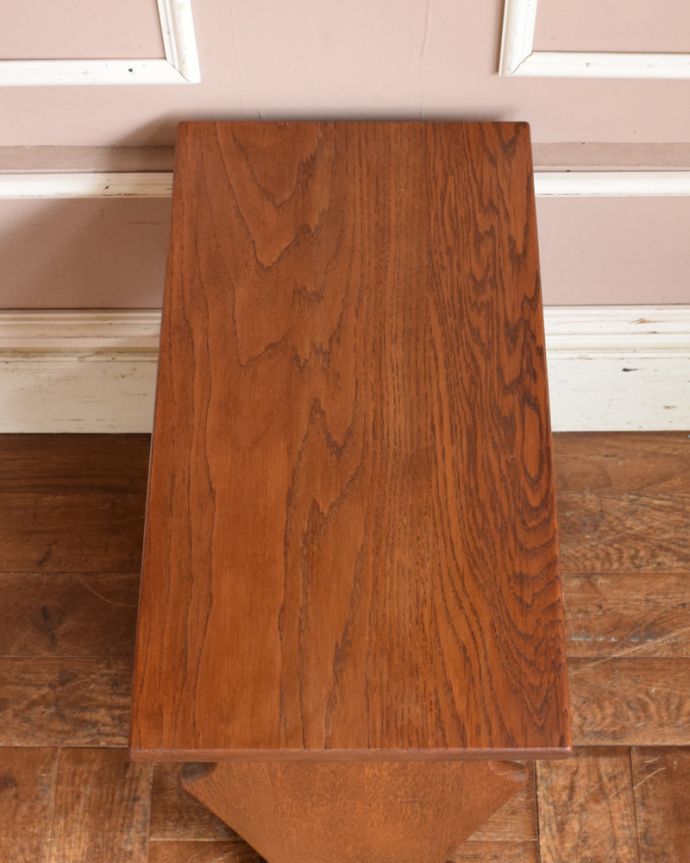 マガジンラック　アンティーク家具　いつでもどこでも使えるテーブル付きのアンティークマガジンラック（オーク材）。天板があります。(j-1862-f)