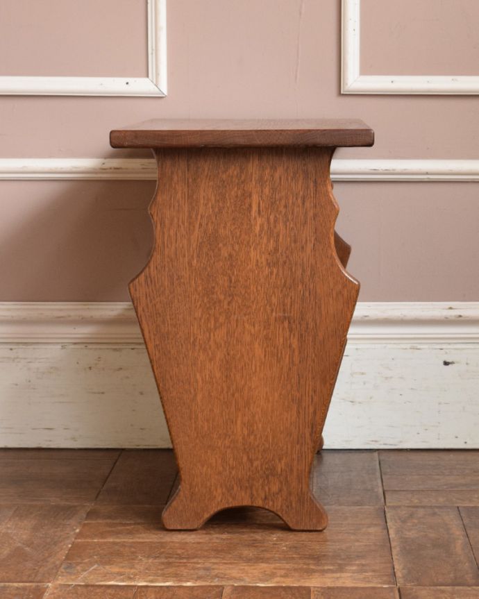 マガジンラック　アンティーク家具　いつでもどこでも使えるテーブル付きのアンティークマガジンラック（オーク材）。アンティークは新品ではないので、もちろん経年変化によるキズはありますが、専門の職人が目立たないようキレイにお直しをしているので、どこから見てもキレイです。(j-1862-f)