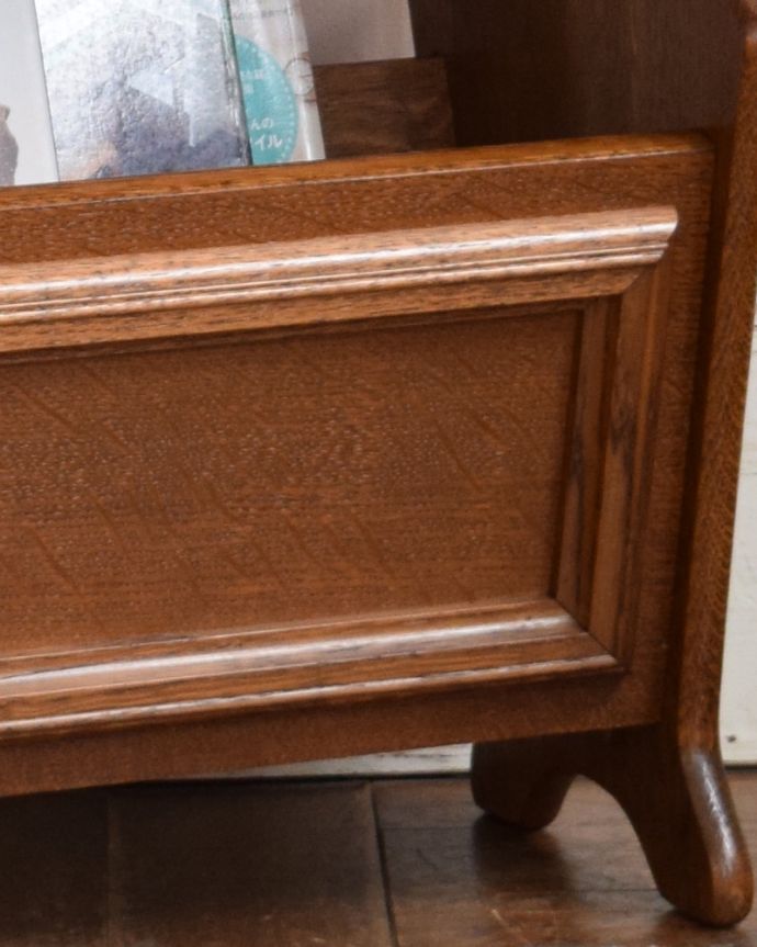 マガジンラック　アンティーク家具　いつでもどこでも使えるテーブル付きのアンティークマガジンラック（オーク材）。デザインもオシャレ！和洋問わず、使いやすいのが魅力です。(j-1862-f)