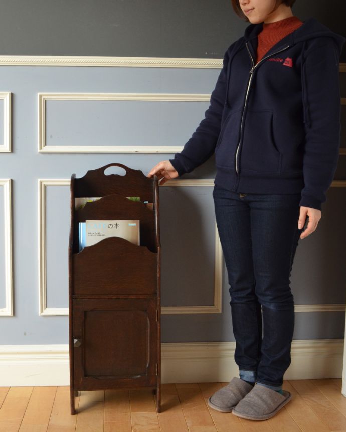 マガジンラック　アンティーク家具　小さな扉付きのアンティークのマガジンラック。このマガジンラックなら、新聞さえ特別な気分で収納できますね。(j-1863-f)