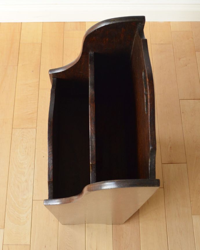 マガジンラック　アンティーク家具　小さな扉付きのアンティークのマガジンラック。中までしっかりとお手入れしています。(j-1863-f)