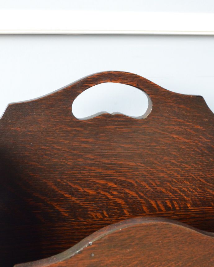 マガジンラック　アンティーク家具　小さな扉付きのアンティークのマガジンラック。持ち手が付いています。(j-1863-f)