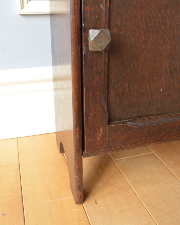 マガジンラック　アンティーク家具　小さな扉付きのアンティークのマガジンラック。しっかりメンテナンスしてありますので、安定感があります。(j-1863-f)