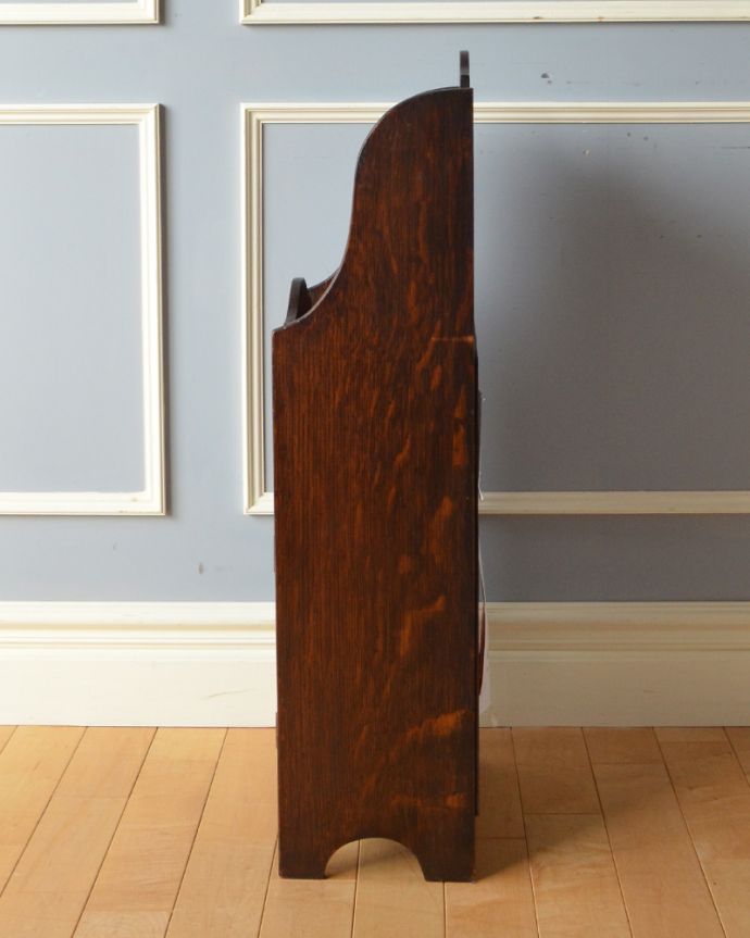 マガジンラック　アンティーク家具　小さな扉付きのアンティークのマガジンラック。横からみてもスッキリしています。(j-1863-f)