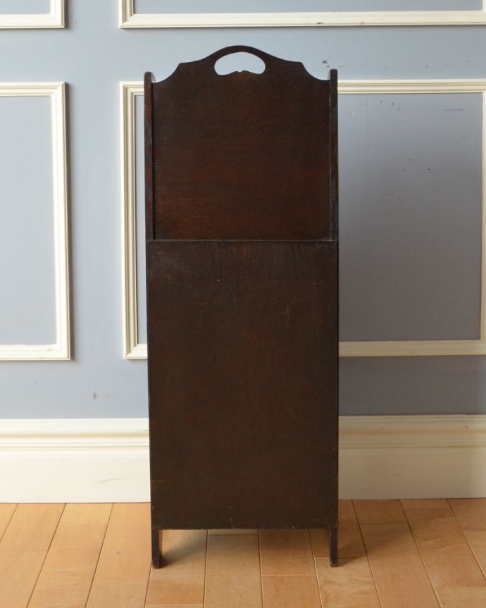 マガジンラック　アンティーク家具　小さな扉付きのアンティークのマガジンラック。※アンティークは新品ではないので、もちろん経年変化によるキズはありますが、専門の職人が目立たないようキレイにお直しをしているので、後姿までキレイです。(j-1863-f)