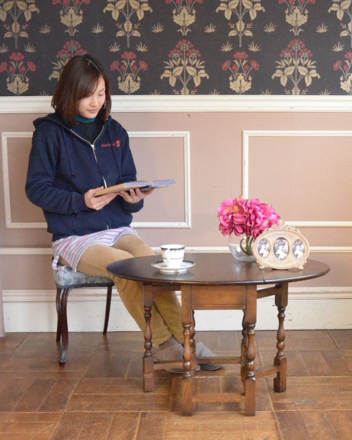 ロイドテーブル　アンティーク家具　英国輸入のアンティーク家具、伸張式のサイドテーブル（ゲートレッグテーブル）。茶色の家具は和室の畳との相性がバツグン！いろいろ乗せて使えるジャマにならない便利な大きさです。(j-1865-f)