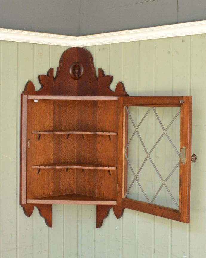 ウォールキャビネット　アンティーク家具　美しいガラス入りのウォールキャビネット、壁掛けのアンティーク家具(コーナーキャビネット)。落ち着いた雰囲気が美しいウォールキャビネット。(j-1868-f)