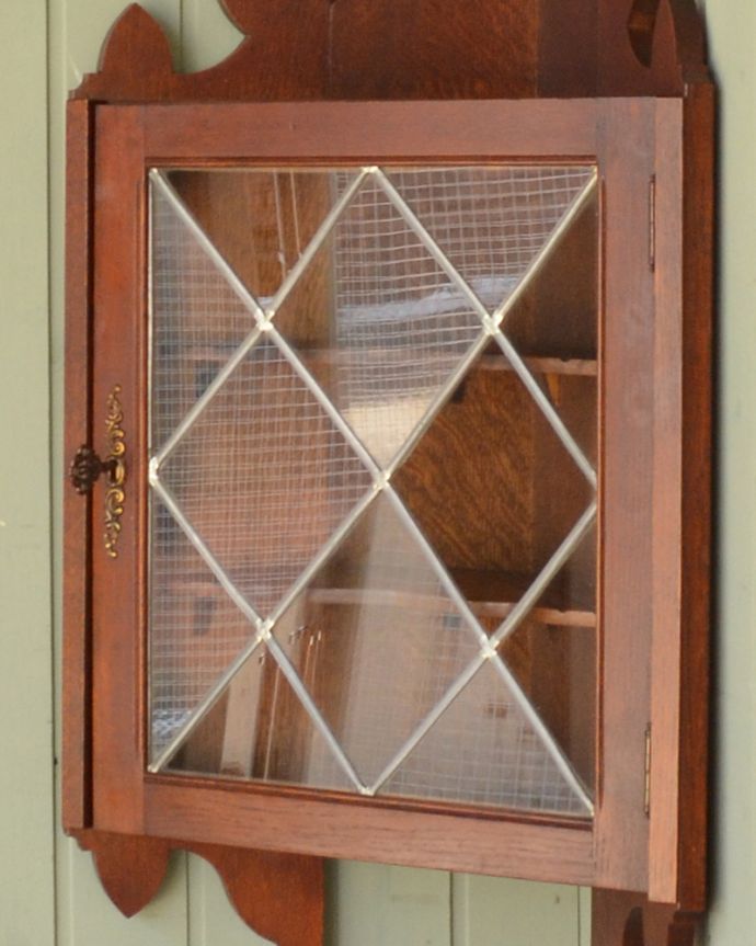 ウォールキャビネット　アンティーク家具　美しいガラス入りのウォールキャビネット、壁掛けのアンティーク家具(コーナーキャビネット)。ガラスも当時のもの。(j-1868-f)