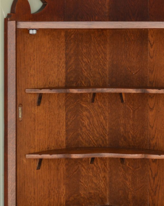 ウォールキャビネット　アンティーク家具　美しいガラス入りのウォールキャビネット、壁掛けのアンティーク家具(コーナーキャビネット)。内側はボディと同じ色味の木肌になっています。(j-1868-f)