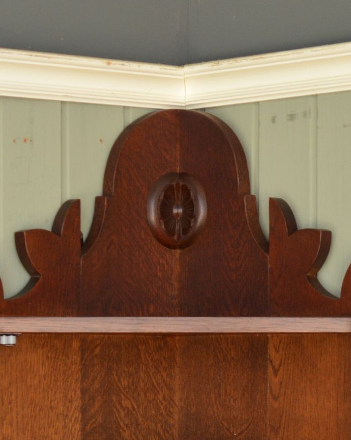 ウォールキャビネット　アンティーク家具　美しいガラス入りのウォールキャビネット、壁掛けのアンティーク家具(コーナーキャビネット)。トップにお花の彫りが入っています。(j-1868-f)