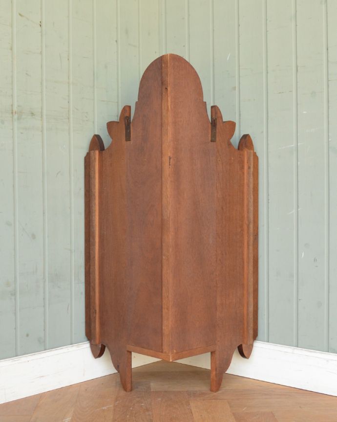 ウォールキャビネット　アンティーク家具　美しいガラス入りのウォールキャビネット、壁掛けのアンティーク家具(コーナーキャビネット)。アンティークは新品ではないので、もちろん経年変化によるキズはありますが、専門の職人が目立たないようキレイにお直しをしているので、後姿までキレイです。(j-1868-f)