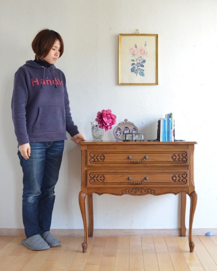 アンティークのチェスト　アンティーク家具　フランス輸入の華やかなアンティーク家具 、幅広の２段チェスト。高級感があって女性らしい優しい曲線。(j-1869-f)