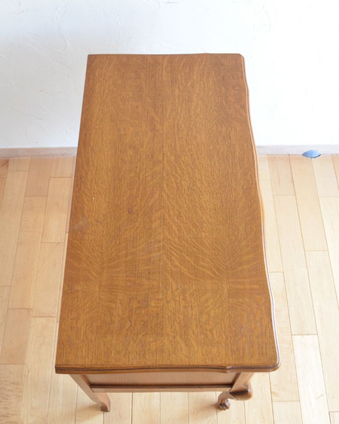 アンティークのチェスト　アンティーク家具　フランス輸入の華やかなアンティーク家具 、幅広の２段チェスト。天板も木目がとってもキレイです。(j-1869-f)