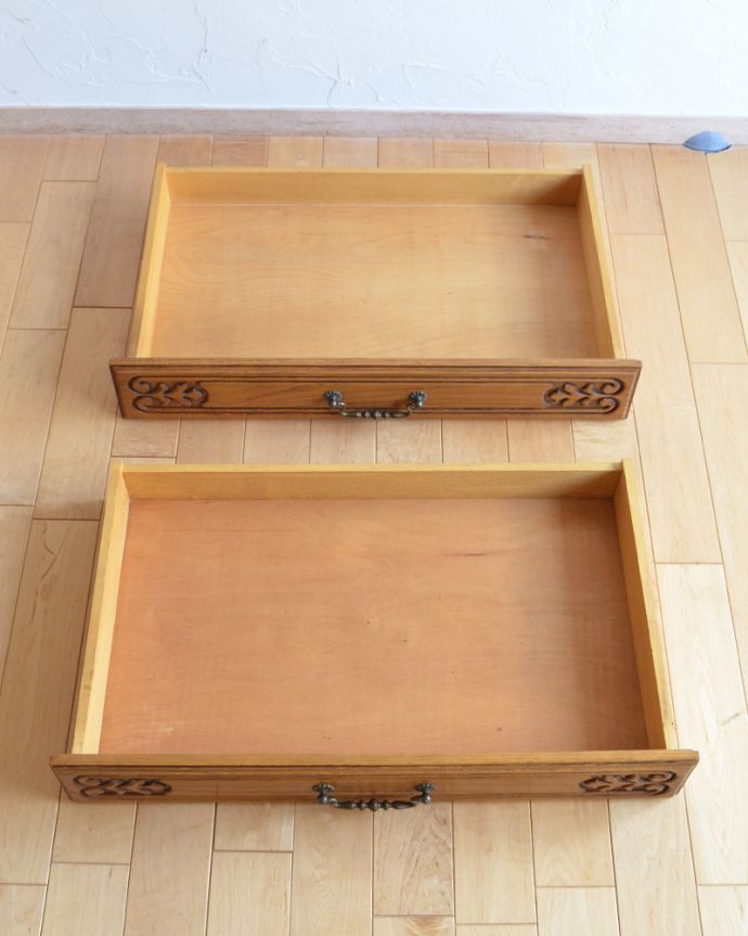 アンティークのチェスト　アンティーク家具　フランス輸入の華やかなアンティーク家具 、幅広の２段チェスト。引き出しは全部で２杯。(j-1869-f)