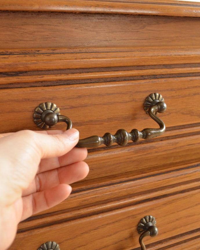 アンティークのチェスト　アンティーク家具　フランス輸入の華やかなアンティーク家具 、幅広の２段チェスト。お花モチーフも付いた優雅な取っ手。(j-1869-f)