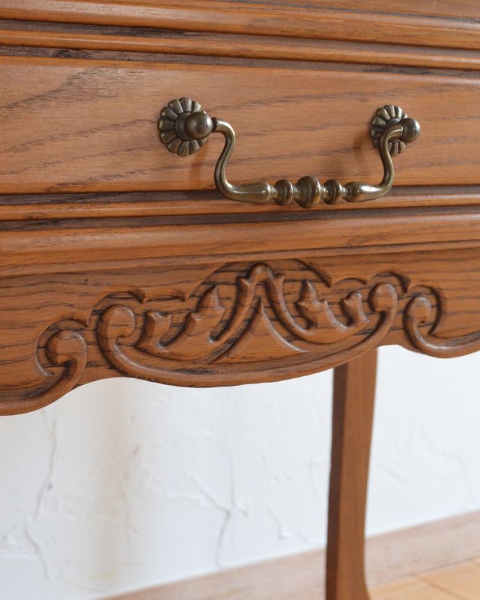 アンティークのチェスト　アンティーク家具　フランス輸入の華やかなアンティーク家具 、幅広の２段チェスト。高級感のある彫。(j-1869-f)