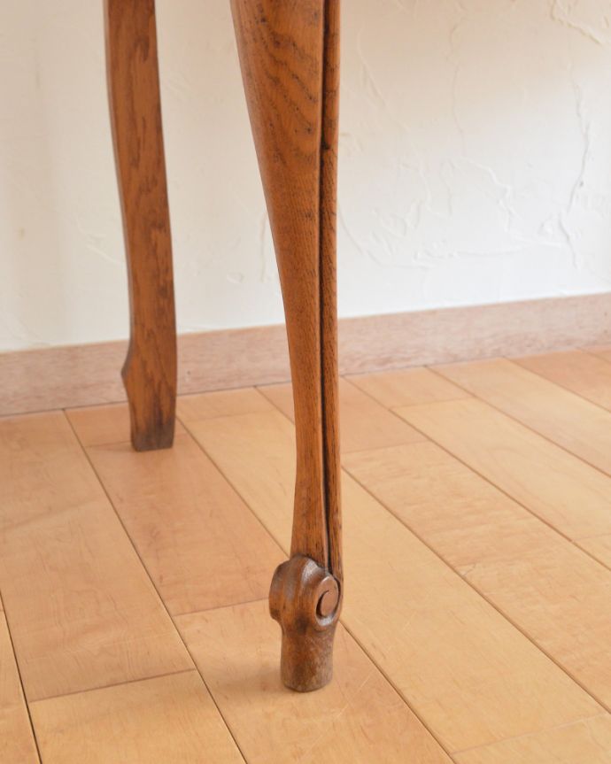 アンティークのチェスト　アンティーク家具　フランス輸入の華やかなアンティーク家具 、幅広の２段チェスト。美しい彫が入った脚先。(j-1869-f)