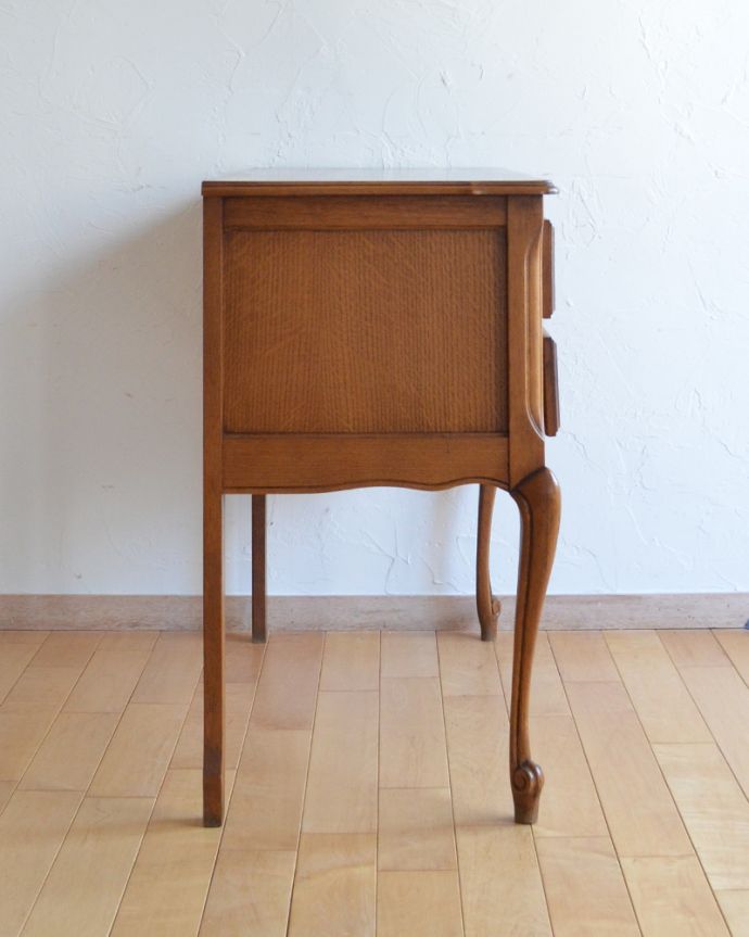 アンティークのチェスト　アンティーク家具　フランス輸入の華やかなアンティーク家具 、幅広の２段チェスト。横から見てもステキです。(j-1869-f)