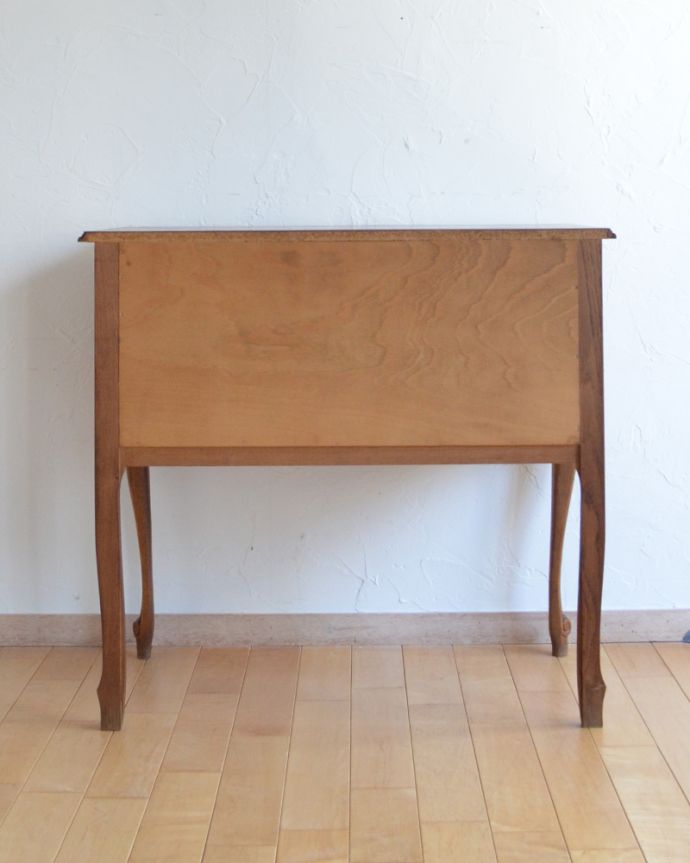 アンティークのチェスト　アンティーク家具　フランス輸入の華やかなアンティーク家具 、幅広の２段チェスト。アンティークは新品ではないので、もちろん経年変化によるキズはありますが、専門の職人が目立たないようキレイにお直しをしているので、後姿までキレイです。(j-1869-f)