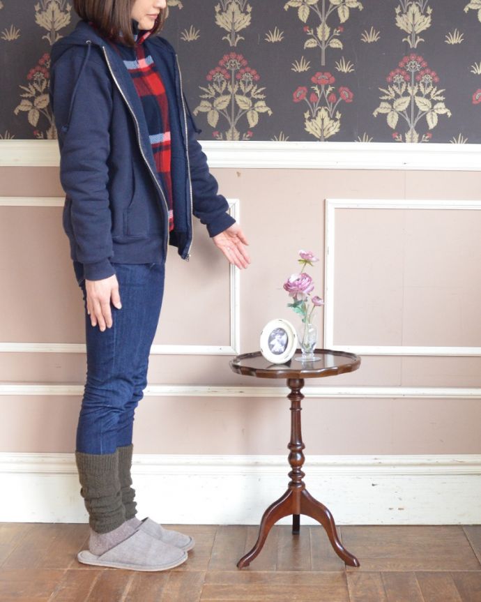 アンティークのテーブル　アンティーク家具　手頃な小さいサイズのワインテーブル、ビーチ材のアンティーク家具。玄関で花器を飾ったり、ソファの前に持ってくれば、ちょうどいいサイドテーブルに。(j-1870-f)