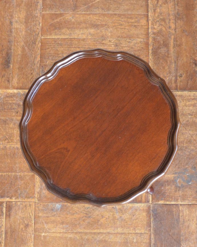 アンティークのテーブル　アンティーク家具　手頃な小さいサイズのワインテーブル、ビーチ材のアンティーク家具。縁のデザインが可愛い真ん丸な天板。(j-1870-f)