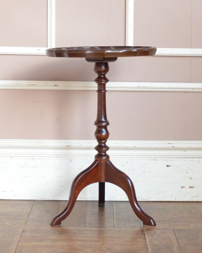 アンティークのテーブル　アンティーク家具　手頃な小さいサイズのワインテーブル、ビーチ材のアンティーク家具。高級感のある彫りのデザインと脚先の優雅なカーブが自慢のテーブルです。(j-1870-f)