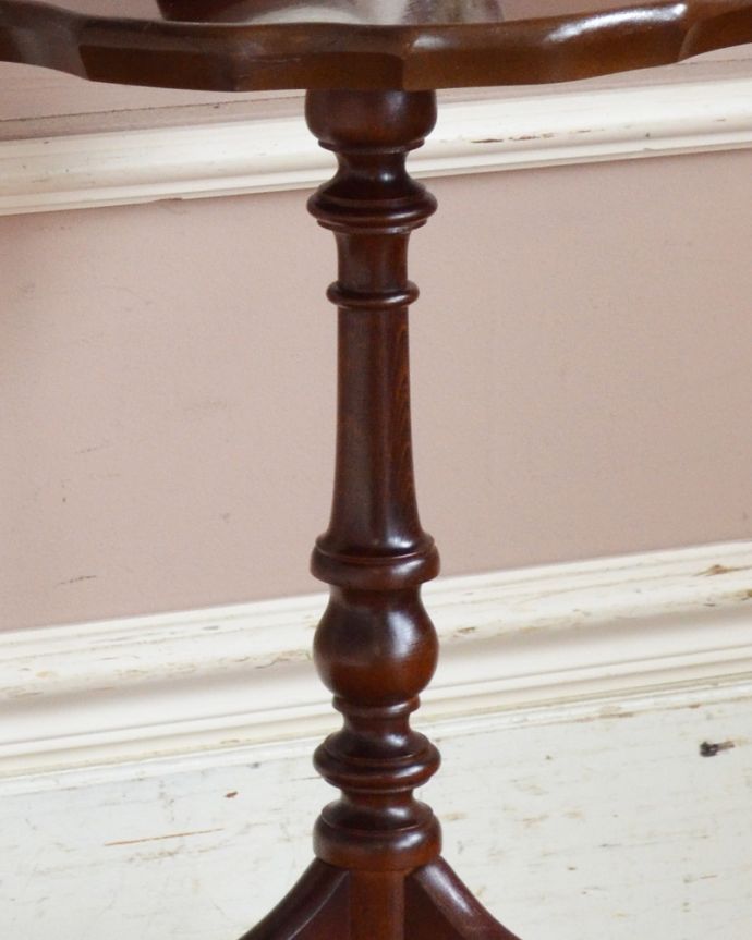 アンティークのテーブル　アンティーク家具　手頃な小さいサイズのワインテーブル、ビーチ材のアンティーク家具。１つ１つキレイな装飾には、思わずうっとりしてしまいます。(j-1870-f)