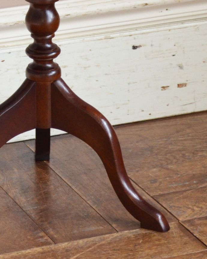 アンティークのテーブル　アンティーク家具　手頃な小さいサイズのワインテーブル、ビーチ材のアンティーク家具。カーブが美しい三本脚でしっかりテーブルを支えます。(j-1870-f)