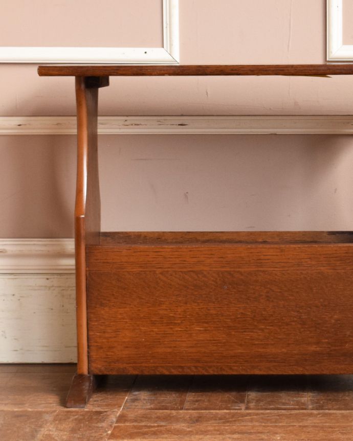 マガジンラック　アンティーク家具　どんなテイストのお部屋にも馴染むアンティーク　マガジンラック（オーク材）。ベッドやソファの横など、どこにでもちょこんと置けるコンパクトサイズで便利です。(j-1871-f)