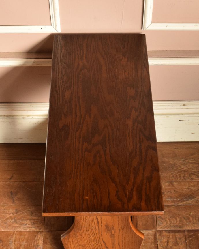 マガジンラック　アンティーク家具　どんなテイストのお部屋にも馴染むアンティーク　マガジンラック（オーク材）。天板があります。(j-1871-f)