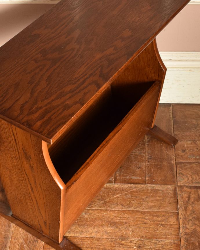 マガジンラック　アンティーク家具　どんなテイストのお部屋にも馴染むアンティーク　マガジンラック（オーク材）。中までしっかりとお手入れしています。(j-1871-f)