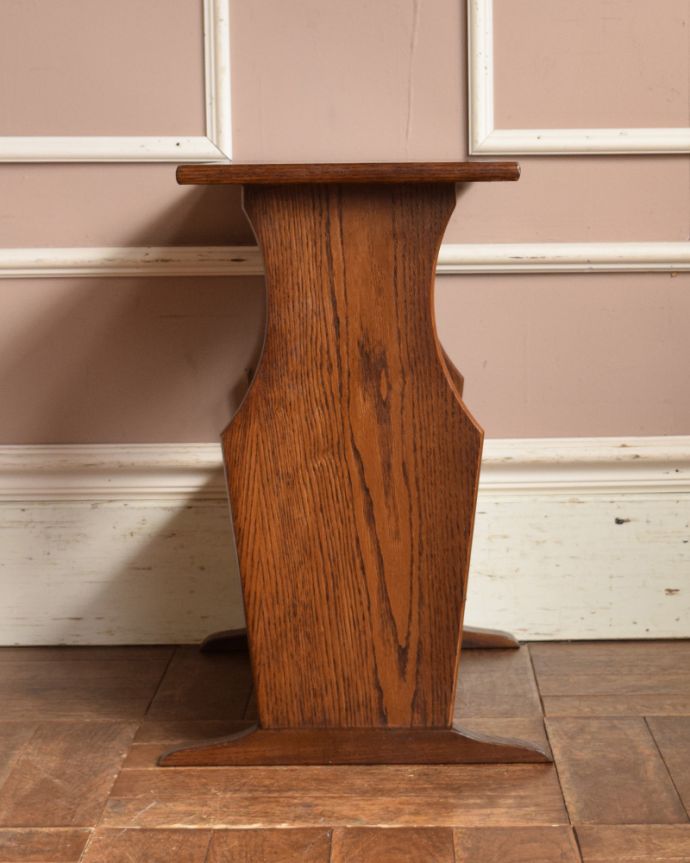 マガジンラック　アンティーク家具　どんなテイストのお部屋にも馴染むアンティーク　マガジンラック（オーク材）。アンティークは新品ではないので、もちろん経年変化によるキズはありますが、専門の職人が目立たないようキレイにお直しをしているので、どこから見てもキレイです。(j-1871-f)