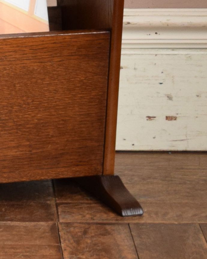 マガジンラック　アンティーク家具　どんなテイストのお部屋にも馴染むアンティーク　マガジンラック（オーク材）。メンテナンスしているので安心してお使いいただけます。(j-1871-f)