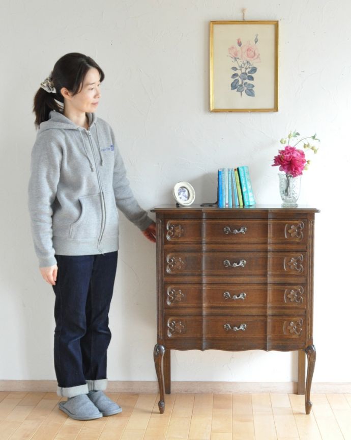 アンティークのチェスト アンティーク家具 シルエットの美しい4段チェスト、フランスのアンティーク家具。チェアの横に置けば、サイドテーブル代わりに。(j-1872-f)